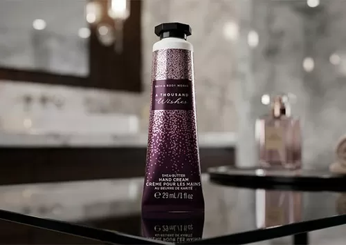 Kem dưỡng da tay Bath & Body Works A Thousand Wishes cấp ẩm tức th&igrave; cho đ&ocirc;i tay kh&ocirc; r&aacute;p do l&agrave;m việc nhiều.