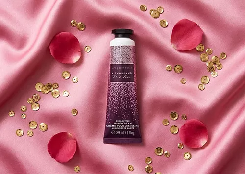 Kem dưỡng da tay Bath & Body Works A Thousand Wishes mang lại hương thơm ngọt ng&agrave;o quyến rũ cho đ&ocirc;i tay suốt ng&agrave;y d&agrave;i.