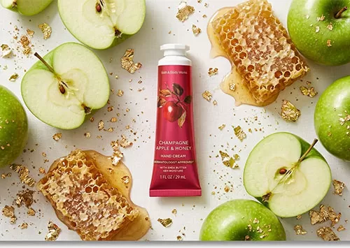 Kem dưỡng da tay Bath & Body Works Champagne Apple & Honey bảo vệ v&agrave; l&agrave;m mịn đ&ocirc;i b&agrave;n tay hư tổn do thời tiết.