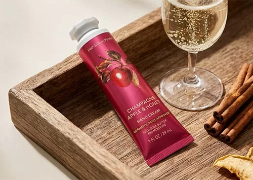 Kem dưỡng da tay Bath & Body Works Champagne Apple & Honey gi&uacute;p cấp ẩm s&acirc;u cho đ&ocirc;i b&agrave;n tay kh&ocirc; r&aacute;p v&agrave; nứt nẻ.