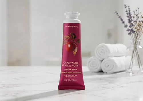 Kem dưỡng da Bath & Body Works Champagne Apple & Honey l&agrave;m mềm da tay tức th&igrave; cho người thường xuy&ecirc;n tiếp x&uacute;c với h&oacute;a chất.