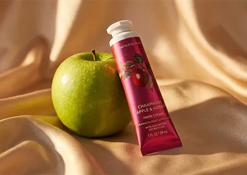 Kem dưỡng da tay Bath & Body Works Champagne Apple & Honey giải quyết t&igrave;nh trạng da tay th&ocirc; r&aacute;p v&agrave; thiếu sức sống h&agrave;ng ng&agrave;y.