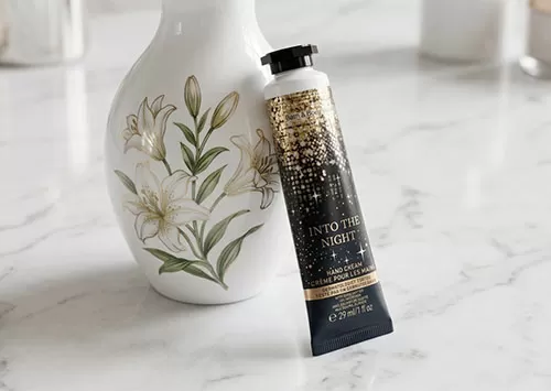 Kem dưỡng da tay Bath & Body Works Into The Night phục hồi độ ẩm v&agrave; l&agrave;m s&aacute;ng da tay thiếu sức sống.