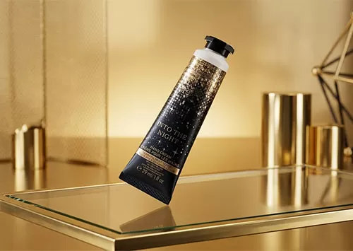 Kem dưỡng da Bath & Body Works Into The Night bảo vệ đ&ocirc;i tay khỏi t&igrave;nh trạng kh&ocirc; r&aacute;p v&agrave; mất nước hiệu quả.