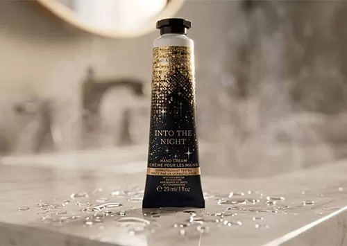 Kem dưỡng da Bath & Body Works Into The Night gi&uacute;p l&agrave;m mềm đ&ocirc;i tay kh&ocirc; r&aacute;p v&agrave; nứt nẻ hiệu quả.