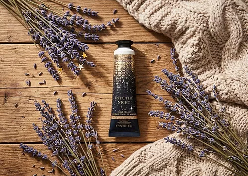 Kem dưỡng da tay Bath & Body Works Into The Night cấp ẩm s&acirc;u cho l&agrave;n da tay th&ocirc; r&aacute;p h&agrave;ng ng&agrave;y.