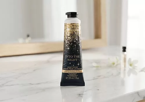 Kem dưỡng da Bath & Body Works Into The Night mang lại sự mịn m&agrave;ng cho đ&ocirc;i tay bị kh&ocirc; do l&agrave;m việc li&ecirc;n tục.