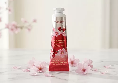 Kem dưỡng da Bath & Body Works Japanese Cherry là lựa chọn hoàn hảo để nuôi dưỡng đôi tay khô ráp trở nên mềm mại và mịn màng hơn.