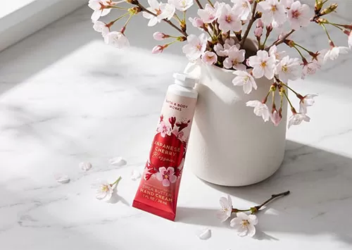 Kem dưỡng da tay Bath & Body Works Japanese Cherry giúp làm mềm và cấp ẩm cho đôi bàn tay khô ráp sau khi rửa nhiều lần.