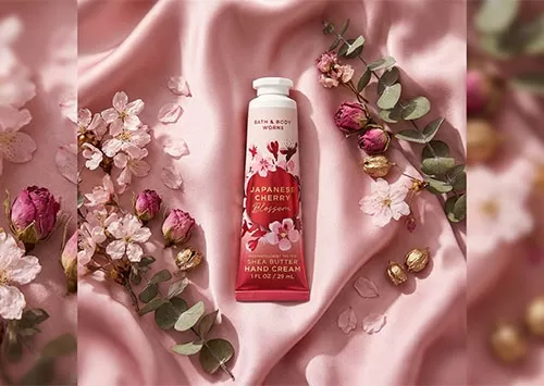 Kem dưỡng da tay Bath & Body Works Japanese Cherry mang lại hương thơm ngọt ngào và làm mịn da khô ráp tức thì cho phái đẹp.