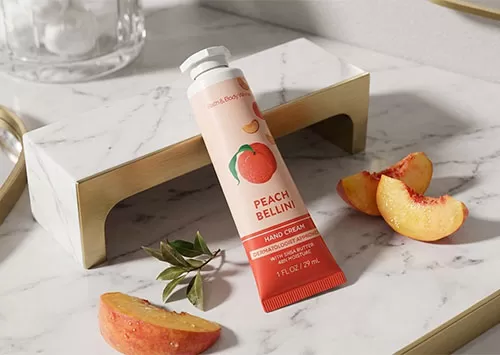 Kem dưỡng da tay Bath & Body Works Peach Bellini x&oacute;a tan kh&ocirc; r&aacute;p, trả lại sự mượt m&agrave; cho l&agrave;n da.