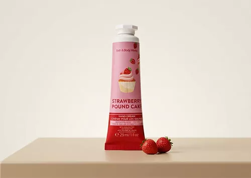 Kem dưỡng da tay Bath & Body Works Strawberry Pound Cake gi&uacute;p bảo vệ l&agrave;n da tay khỏi t&aacute;c động của thời tiết lạnh gi&aacute;.
