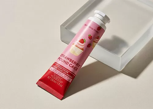 Kem dưỡng da tay Bath & Body Works Strawberry Pound Cake mang lại cảm gi&aacute;c thoải m&aacute;i v&agrave; dễ chịu cho đ&ocirc;i b&agrave;n tay.