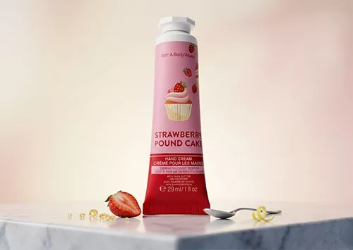 Kem dưỡng da tay Bath & Body Works Strawberry Pound Cake gi&uacute;p đ&ocirc;i b&agrave;n tay mềm mại v&agrave; mịn m&agrave;ng.