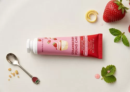 Kem dưỡng da tay Bath & Body Works Strawberry Pound Cake cung cấp độ ẩm tối ưu cho l&agrave;n da kh&ocirc; r&aacute;p.