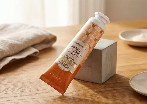 Kem dưỡng da tay Bath & Body Works Sweet Cinnamon Pumpkin giúp đôi tay mềm mại và mịn màng.