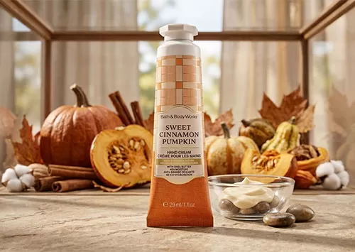 Kem dưỡng da tay Bath & Body Works Sweet Cinnamon Pumpkin mang lại cảm giác ấm áp và thoải mái cho đôi tay mùa lạnh.