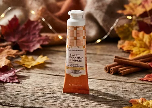 Kem dưỡng da tay Bath & Body Works Sweet Cinnamon Pumpkin bảo vệ da tay khỏi tác động của thời tiết khắc nghiệt.