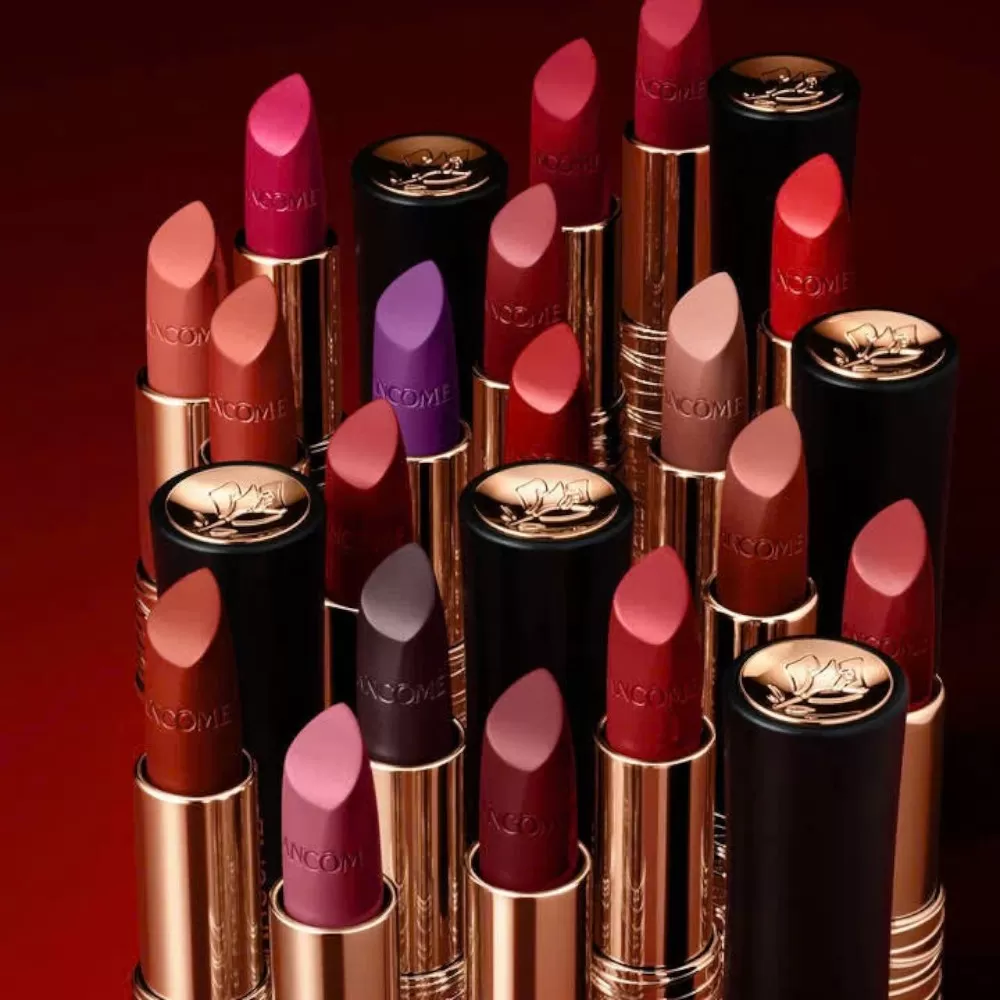 Son môi Lancome L'Absolu Rouge Drama Matte 295 French Rendezvous với màu đỏ lì quyến rũ, dưỡng môi tuyệt vời, màu bền lâu suốt cả ngày.