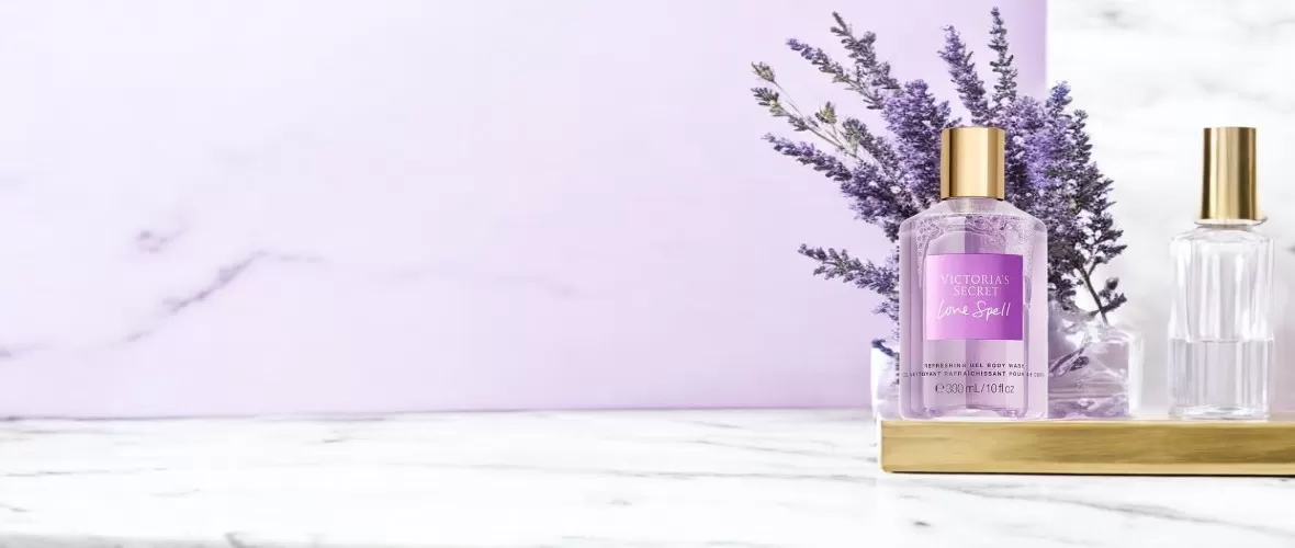 Sữa Tắm Nữ Victoria Secret Lone Spell Gel 300ml chính hãng với hương thơm ngọt ngào quyến rũ, giúp lưu hương lâu và chăm sóc làn da mềm mại, khỏe mạnh.