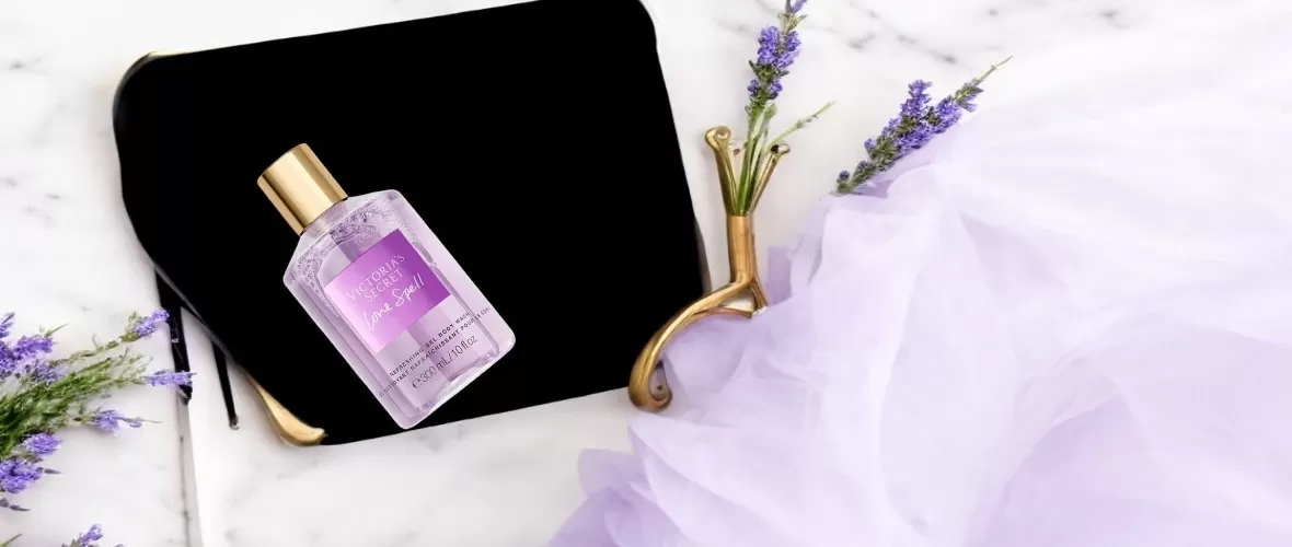 Sữa Tắm Nữ Victoria Secret Lone Spell Gel 300ml chính hãng với hương thơm ngọt ngào quyến rũ, giúp lưu hương lâu và chăm sóc làn da mềm mại, khỏe mạnh.