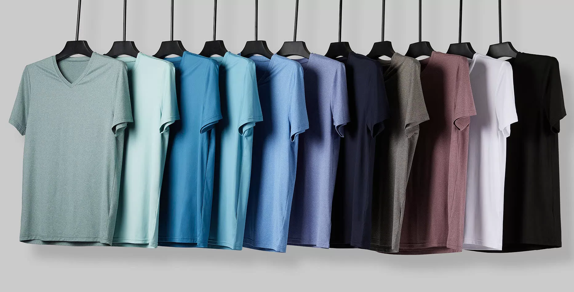 Áo thun nam 32 degrees cổ V màu xám trắng, size M, co giãn 4 chiều, hút ẩm, kháng khuẩn. Chọn ngay mẫu t-shirt chuẩn Mỹ, bền bỉ và thoải mái suốt ngày dài!