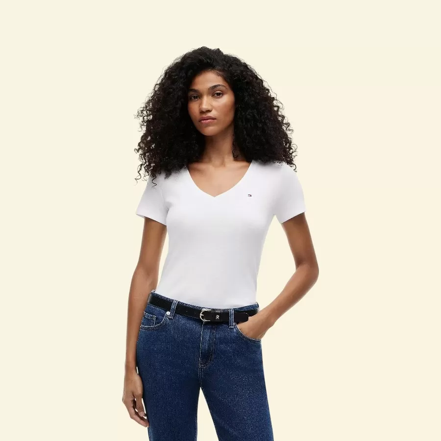 Phối đồ linh hoạt với áo thun V-Neck Favorite T-Shirt màu trắng thuần khiết của Tommy Hilfiger, mang đến vẻ ngoài năng động, chuẩn thương hiệu.