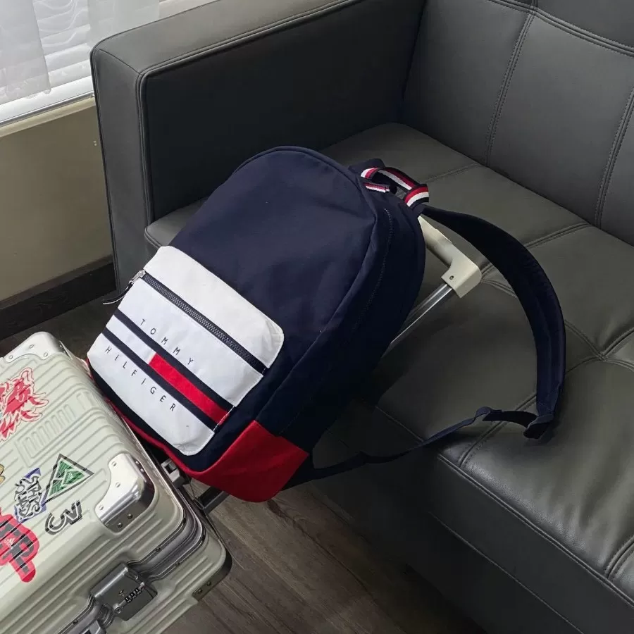 Balo du lịch Tommy Hilfiger Flag Colorblock, nổi bật với ngăn chứa rộng rãi và phối màu cờ cá tính, hoàn hảo cho mọi chuyến đi.