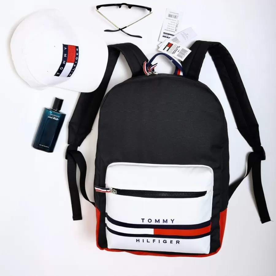 Đeo trên vai chiếc balo du lịch Tommy Hilfiger Flag Colorblock sành điệu, thể hiện phong cách năng động cùng phối màu cờ Mỹ nổi bật.