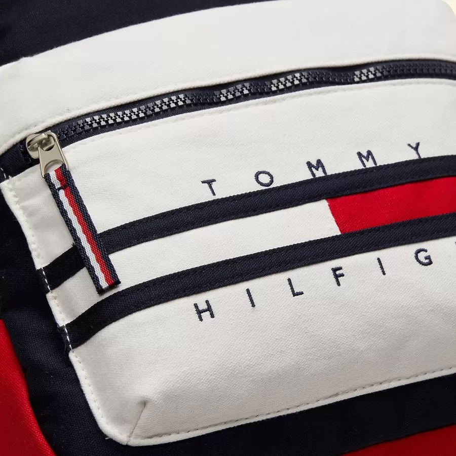 Balo du lịch Tommy Hilfiger Flag Colorblock, thiết kế đa năng với phối màu cờ độc đáo, lý tưởng cho mọi hoạt động và chuyến đi.
