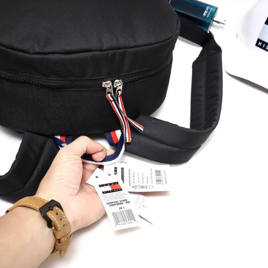 Balo Tommy chính hãng Hilfiger Flag Colorblock Mỹ, phong cách trẻ trung, bền bỉ, lý tưởng cho những người yêu thích khám phá.