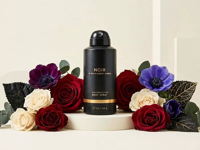 Nam đang xịt body spray Bath & Body Works Noir, thể hiện sự tự tin và phong cách.