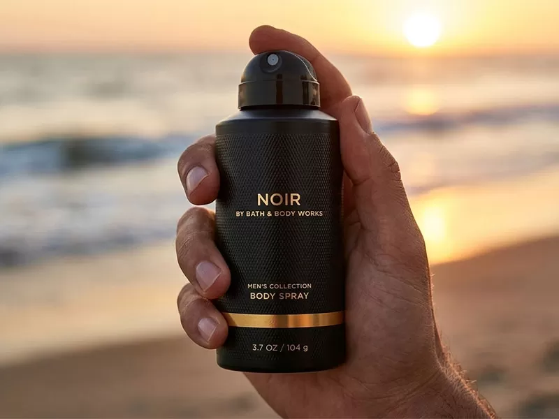 Bảng giá sản phẩm xịt body nam Bath & Body Works Noir được trưng bày trên kệ.