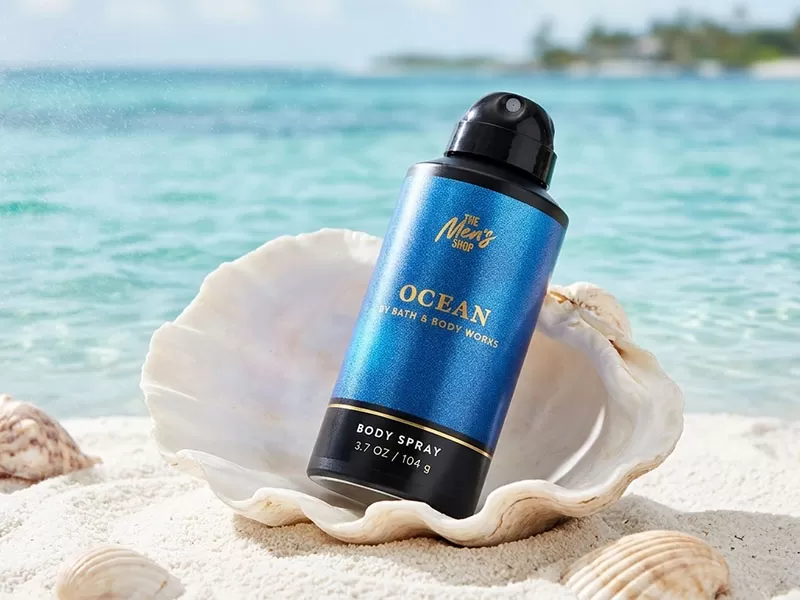 Nam đang sử dụng xịt body Ocean của Bath & Body Works, cảm gi&aacute;c sảng kho&aacute;i v&agrave; tự tin.
