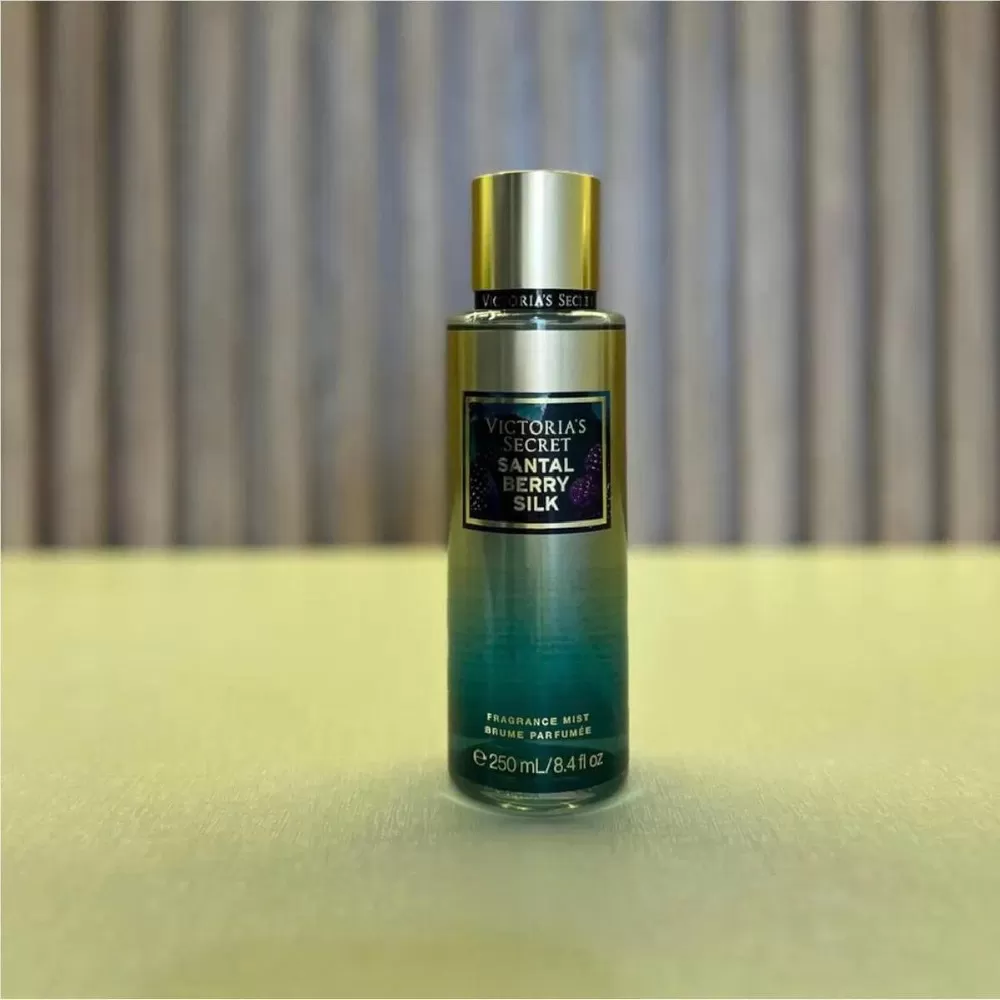 Body mist cho nữ Victoria's Secret Santal Berry Silk 250ml mang lại cảm giác tươi mát, tự tin và quyến rũ cả ngày.