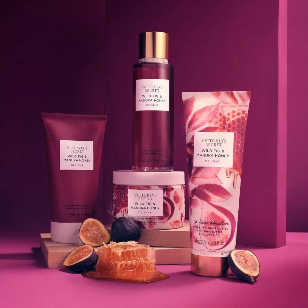 Body mist Victoria Wild Fig & Manuka Honey 250ml chính hãng từ Mỹ, hương quả sung và mật ong nồng nàn, tươi mới cả ngày.