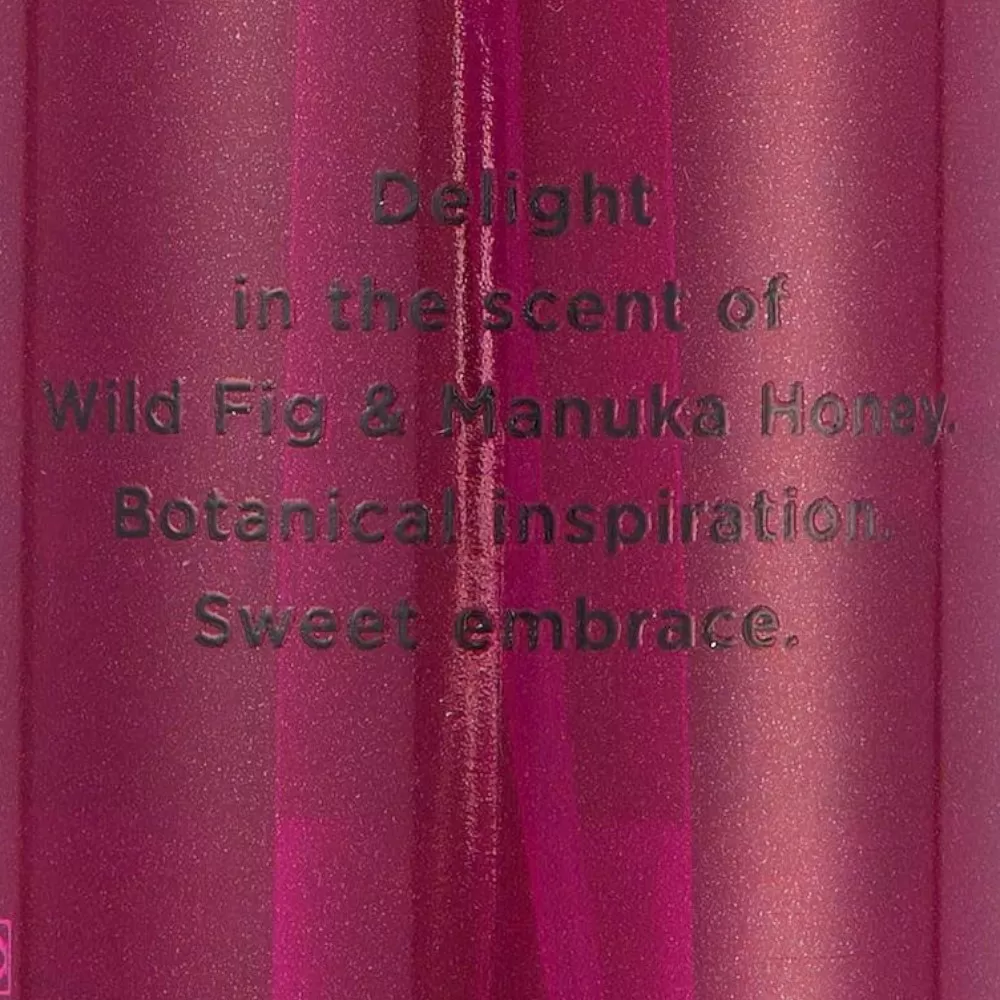 Body mist chính hãng Victoria Wild Fig & Manuka Honey 250ml, hương ngọt ấm quả sung, mật ong, giúp cơ thể thơm ngát cả ngày.