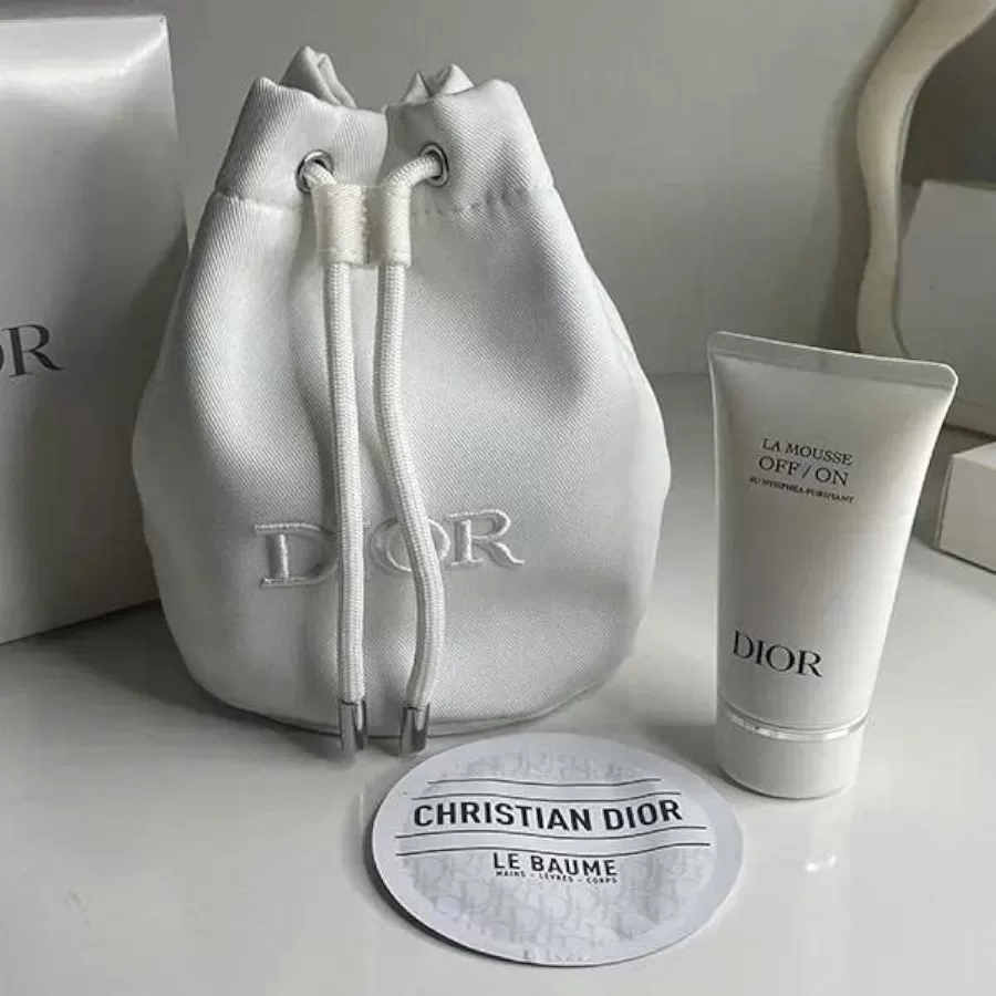 Tặng ngay Set quà Dior chính hãng từ Pháp, bộ La Mousse 2 món cùng túi xách nhỏ xinh, món quà ý nghĩa cho phái đẹp.