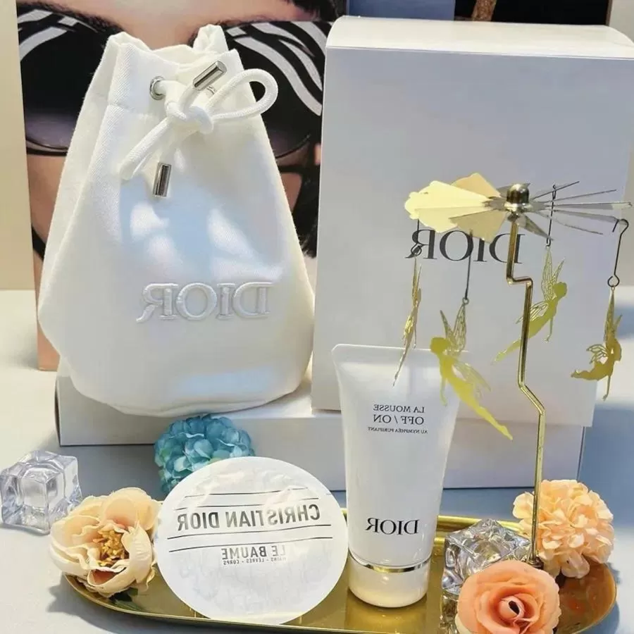 Khám phá Set quà Dior La Mousse Mini Gift Set 2 sản phẩm kèm túi nhỏ tiện lợi, biểu tượng của sự sang trọng và tinh tế.