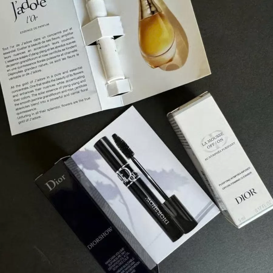 Set Dior Dior 4 Piece Skincare Set + Cosmetic Bag