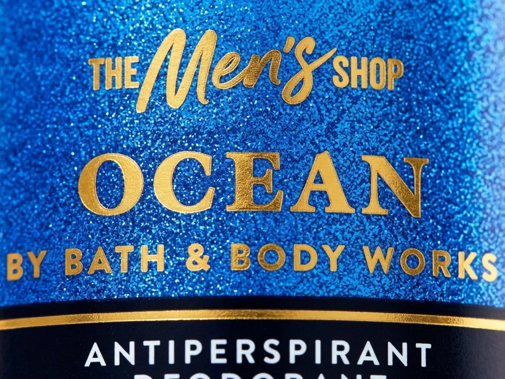 Thiết kế lăn khử m&ugrave;i Ocean Bath & Body Works, ph&ocirc;ng chữ r&otilde; r&agrave;ng, m&agrave;u sắc tinh tế.