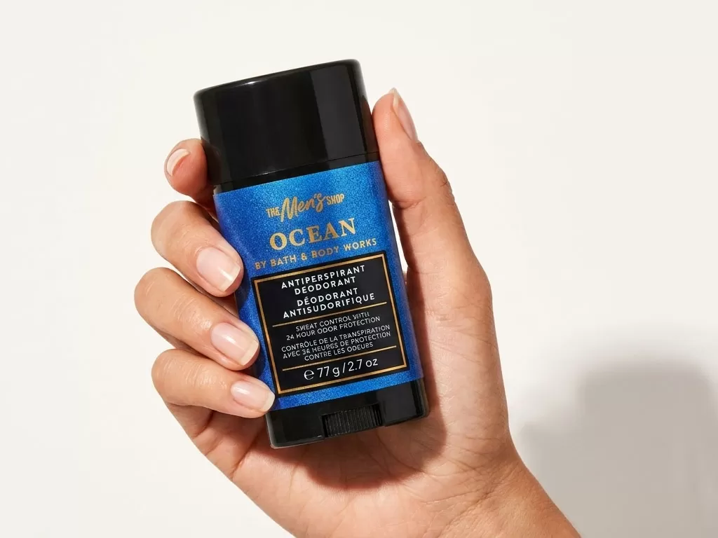 Lăn khử m&ugrave;i Ocean Bath & Body Works được cầm tr&ecirc;n tay, thể hiện sự tiện lợi khi sử dụng.