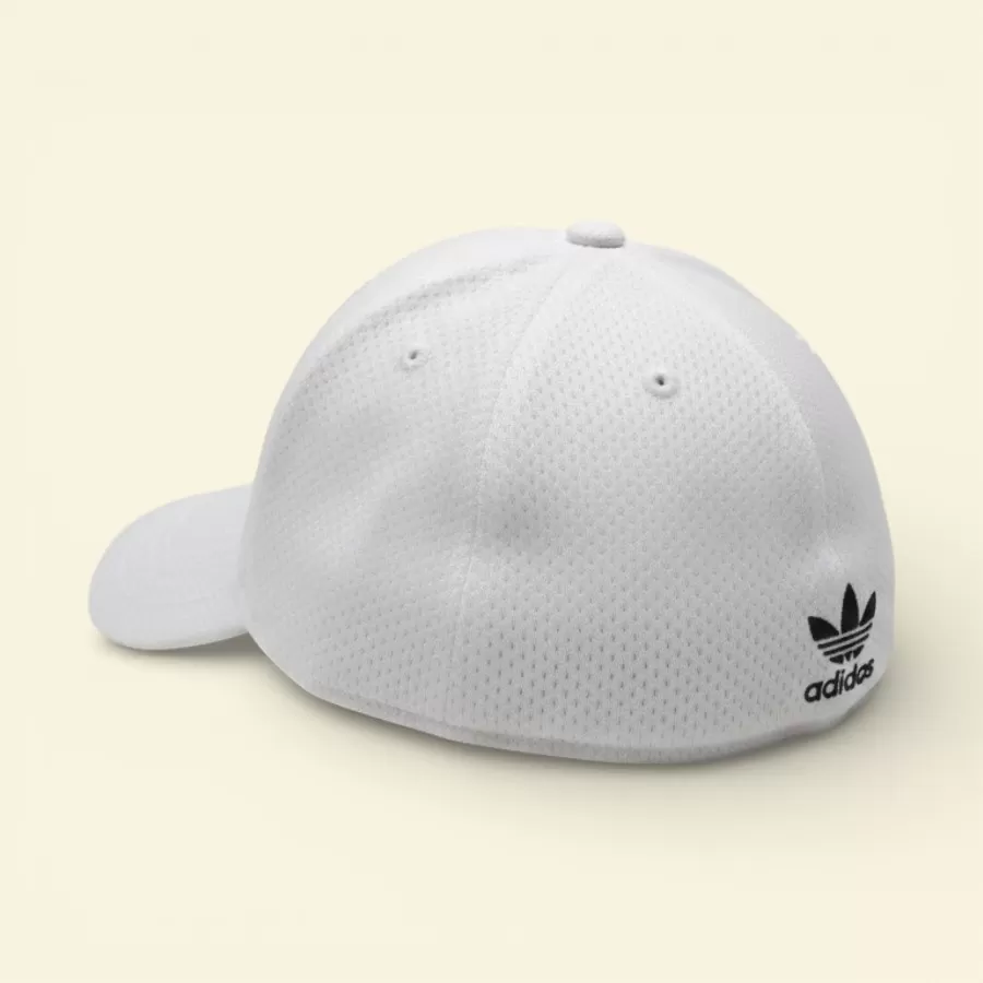 Hoàn thiện phong cách với Nón Lưỡi Trai Adidas Authentic Stretch Fit màu trắng, nhấn mạnh logo thương hiệu tinh xảo ở mặt trước.
