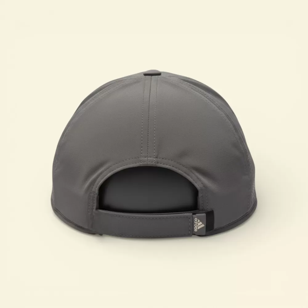 Nón Adidas Superlite màu xám đậm này được thiết kế thoáng khí, bảo vệ hiệu quả đầu nam giới khỏi ánh nắng gay gắt khi tập luyện thể thao.