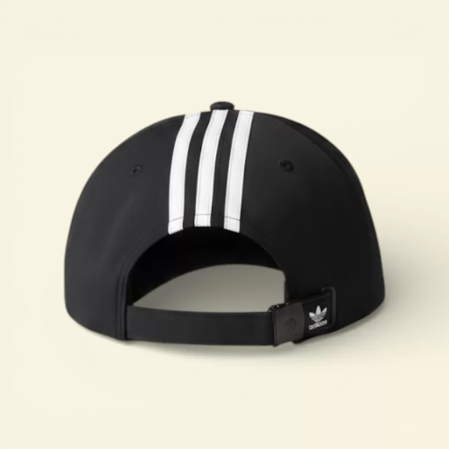 Một chiếc nón nữ Adidas Originals Trainer II màu đen thời trang, hoàn hảo cho những buổi tập luyện hoặc dạo phố thường ngày.