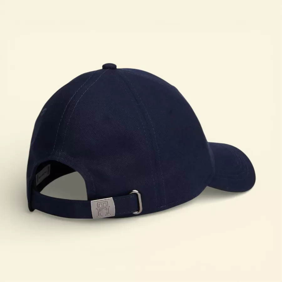 Tìm kiếm nón lưỡi trai Tommy Hilfiger màu xanh navy đậm chất thể thao, là phụ kiện lý tưởng cho các hoạt động ngoài trời.