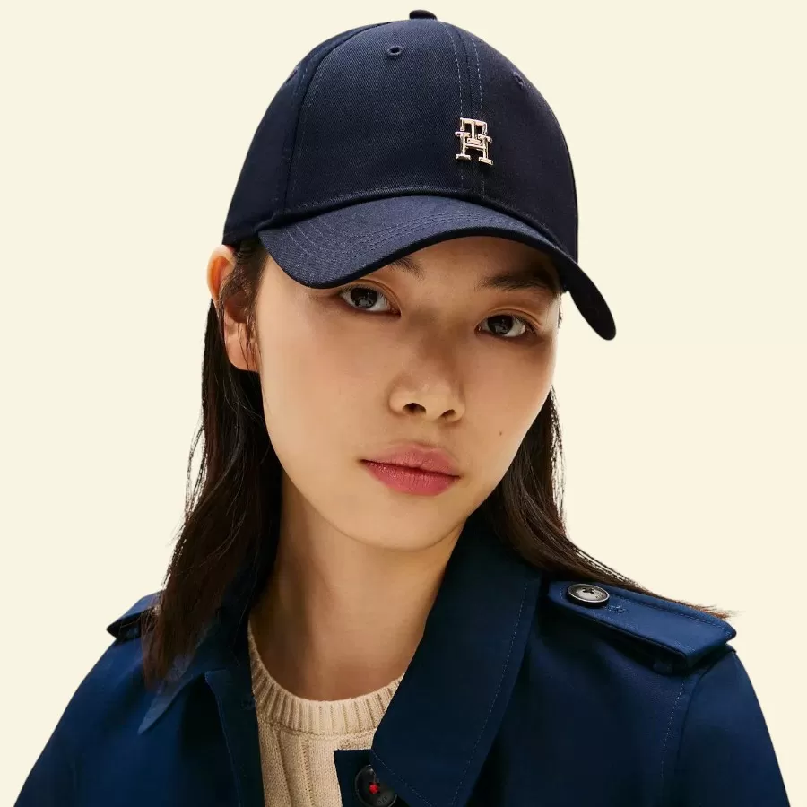 Chiếc nón lưỡi trai Tommy thời thượng với thiết kế Monogram Logo độc đáo, hoàn hảo cho mọi trang phục dạo phố.
