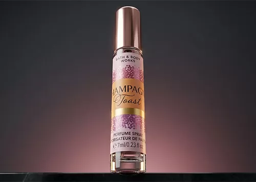 Nước hoa dạng xịt mini Bath & Body Works Champagne Toast gi&uacute;p bạn lu&ocirc;n thơm m&aacute;t cả ng&agrave;y d&agrave;i.