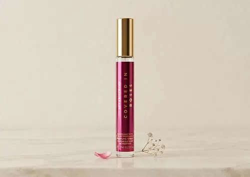 Nước hoa dạng xịt mini Bath & Body Works Covered In Roses gi&uacute;p bạn lu&ocirc;n thơm m&aacute;t mọi l&uacute;c mọi nơi.
