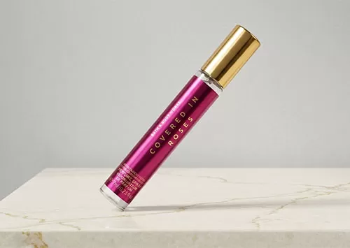 Dễ d&agrave;ng mang theo nước hoa dạng xịt mini Bath & Body Works Covered In Roses mọi l&uacute;c mọi nơi để giữ g&igrave;n hương thơm.